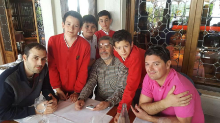 La expedición de Luis Amigó en una parada de vuelta a Pamplona, con Roi Reinaldo, Jesús de la Villa y Sabi Atipov (sentados) y los alumnos de Luis Amigó.