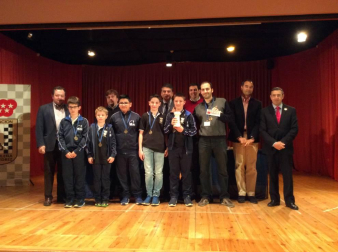 El equipo de Peralta en la recepción del trofeo.