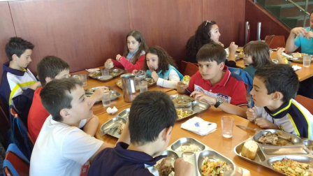 Reponiendo fuerzas en el colegio Gredos San Diego de Buitrago de Lozoya.
