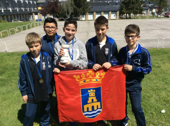 Los alumnos del CP Juan Bautista Irurzun con su trofeo y la bandera de Peralta.