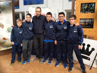 Roi Reinaldo con los alumnos del CP Juan Bautista Irurzun, de Peralta.