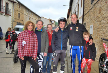 El domingo 8 de mayo se disputó el Trial de Bearin, pueblo del valle de Yerri muy cercano a Estella. La prueba, organizada por el Motoclub Kabras y valedera para el campeonato navarro de la modalidad, contó con la participación de más de 60 pilotos, no sólo pertenecientes a la Comunidad foral sino también llegados de las regiones vecinas como País Vasco o La Rioja.
