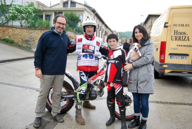 El domingo 8 de mayo se disputó el Trial de Bearin, pueblo del valle de Yerri muy cercano a Estella. La prueba, organizada por el Motoclub Kabras y valedera para el campeonato navarro de la modalidad, contó con la participación de más de 60 pilotos, no sólo pertenecientes a la Comunidad foral sino también llegados de las regiones vecinas como País Vasco o La Rioja.