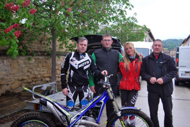 El domingo 8 de mayo se disputó el Trial de Bearin, pueblo del valle de Yerri muy cercano a Estella. La prueba, organizada por el Motoclub Kabras y valedera para el campeonato navarro de la modalidad, contó con la participación de más de 60 pilotos, no sólo pertenecientes a la Comunidad foral sino también llegados de las regiones vecinas como País Vasco o La Rioja.