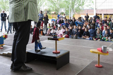 'El gran Carlini' de la compañía catalana Justo Thaus, fue una de las primeras propuestas de la vigésimo segunda edición del Festival Internacional de Títeres de Barañáin que se celebró del 6 al 8 de mayo y que contó con la presencia de titiriteros de países como Argentina, Francia o Italia. Además de las actuaciones en directo, este evento ofreció en las semanas anteriores otras actividades como exposiciones en la Casa de Cultura, sesiones guiadas y cuentacuentos con escolares de Barañáin o concursos de creación de títeres y sus historias.
