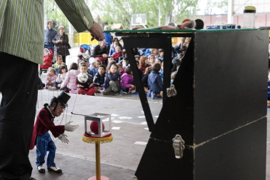 'El gran Carlini' de la compañía catalana Justo Thaus, fue una de las primeras propuestas de la vigésimo segunda edición del Festival Internacional de Títeres de Barañáin que se celebró del 6 al 8 de mayo y que contó con la presencia de titiriteros de países como Argentina, Francia o Italia. Además de las actuaciones en directo, este evento ofreció en las semanas anteriores otras actividades como exposiciones en la Casa de Cultura, sesiones guiadas y cuentacuentos con escolares de Barañáin o concursos de creación de títeres y sus historias.
