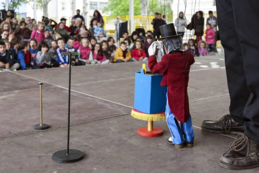 'El gran Carlini' de la compañía catalana Justo Thaus, fue una de las primeras propuestas de la vigésimo segunda edición del Festival Internacional de Títeres de Barañáin que se celebró del 6 al 8 de mayo y que contó con la presencia de titiriteros de países como Argentina, Francia o Italia. Además de las actuaciones en directo, este evento ofreció en las semanas anteriores otras actividades como exposiciones en la Casa de Cultura, sesiones guiadas y cuentacuentos con escolares de Barañáin o concursos de creación de títeres y sus historias.