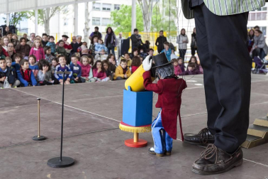 'El gran Carlini' de la compañía catalana Justo Thaus, fue una de las primeras propuestas de la vigésimo segunda edición del Festival Internacional de Títeres de Barañáin que se celebró del 6 al 8 de mayo y que contó con la presencia de titiriteros de países como Argentina, Francia o Italia. Además de las actuaciones en directo, este evento ofreció en las semanas anteriores otras actividades como exposiciones en la Casa de Cultura, sesiones guiadas y cuentacuentos con escolares de Barañáin o concursos de creación de títeres y sus historias.
