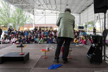 'El gran Carlini' de la compañía catalana Justo Thaus, fue una de las primeras propuestas de la vigésimo segunda edición del Festival Internacional de Títeres de Barañáin que se celebró del 6 al 8 de mayo y que contó con la presencia de titiriteros de países como Argentina, Francia o Italia. Además de las actuaciones en directo, este evento ofreció en las semanas anteriores otras actividades como exposiciones en la Casa de Cultura, sesiones guiadas y cuentacuentos con escolares de Barañáin o concursos de creación de títeres y sus historias.