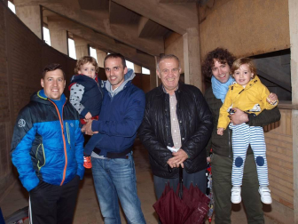 Más de dos mil personas se acercaron al campo del fútbol del CD Tudelano para presenciar el último partido en casa antes de los Play Off, encuentro que la directiva del club ribero decidió que fuera de “ayuda al club”. En el campo, el equipo de la capital ribera se enfrentó contra el UD Logroñés en un partido en el que las defensas se impusieron a las delanteras y que finalizó sin goles. Un empate que permite al club sumar ya 22 partidos sin conocer la derrota. Los tudelanos vivieron con intensidad en las gradas esta última sesión de fútbol antes de que comiencen los emocionantes cruces que pueden llevar al equipo, por primera vez en su historia, a Segunda División A.