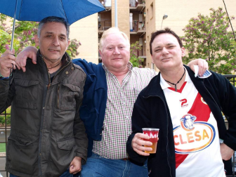 Más de dos mil personas se acercaron al campo del fútbol del CD Tudelano para presenciar el último partido en casa antes de los Play Off, encuentro que la directiva del club ribero decidió que fuera de “ayuda al club”. En el campo, el equipo de la capital ribera se enfrentó contra el UD Logroñés en un partido en el que las defensas se impusieron a las delanteras y que finalizó sin goles. Un empate que permite al club sumar ya 22 partidos sin conocer la derrota. Los tudelanos vivieron con intensidad en las gradas esta última sesión de fútbol antes de que comiencen los emocionantes cruces que pueden llevar al equipo, por primera vez en su historia, a Segunda División A.