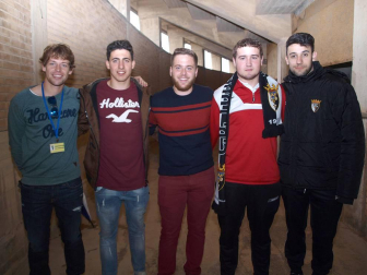 Más de dos mil personas se acercaron al campo del fútbol del CD Tudelano para presenciar el último partido en casa antes de los Play Off, encuentro que la directiva del club ribero decidió que fuera de “ayuda al club”. En el campo, el equipo de la capital ribera se enfrentó contra el UD Logroñés en un partido en el que las defensas se impusieron a las delanteras y que finalizó sin goles. Un empate que permite al club sumar ya 22 partidos sin conocer la derrota. Los tudelanos vivieron con intensidad en las gradas esta última sesión de fútbol antes de que comiencen los emocionantes cruces que pueden llevar al equipo, por primera vez en su historia, a Segunda División A.