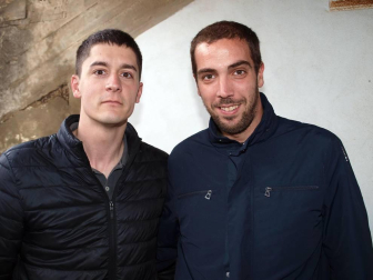 Más de dos mil personas se acercaron al campo del fútbol del CD Tudelano para presenciar el último partido en casa antes de los Play Off, encuentro que la directiva del club ribero decidió que fuera de “ayuda al club”. En el campo, el equipo de la capital ribera se enfrentó contra el UD Logroñés en un partido en el que las defensas se impusieron a las delanteras y que finalizó sin goles. Un empate que permite al club sumar ya 22 partidos sin conocer la derrota. Los tudelanos vivieron con intensidad en las gradas esta última sesión de fútbol antes de que comiencen los emocionantes cruces que pueden llevar al equipo, por primera vez en su historia, a Segunda División A.