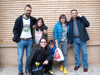 Más de dos mil personas se acercaron al campo del fútbol del CD Tudelano para presenciar el último partido en casa antes de los Play Off, encuentro que la directiva del club ribero decidió que fuera de “ayuda al club”. En el campo, el equipo de la capital ribera se enfrentó contra el UD Logroñés en un partido en el que las defensas se impusieron a las delanteras y que finalizó sin goles. Un empate que permite al club sumar ya 22 partidos sin conocer la derrota. Los tudelanos vivieron con intensidad en las gradas esta última sesión de fútbol antes de que comiencen los emocionantes cruces que pueden llevar al equipo, por primera vez en su historia, a Segunda División A.