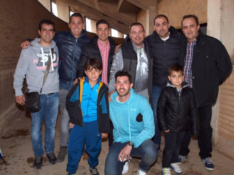 Más de dos mil personas se acercaron al campo del fútbol del CD Tudelano para presenciar el último partido en casa antes de los Play Off, encuentro que la directiva del club ribero decidió que fuera de “ayuda al club”. En el campo, el equipo de la capital ribera se enfrentó contra el UD Logroñés en un partido en el que las defensas se impusieron a las delanteras y que finalizó sin goles. Un empate que permite al club sumar ya 22 partidos sin conocer la derrota. Los tudelanos vivieron con intensidad en las gradas esta última sesión de fútbol antes de que comiencen los emocionantes cruces que pueden llevar al equipo, por primera vez en su historia, a Segunda División A.