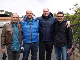 Más de dos mil personas se acercaron al campo del fútbol del CD Tudelano para presenciar el último partido en casa antes de los Play Off, encuentro que la directiva del club ribero decidió que fuera de “ayuda al club”. En el campo, el equipo de la capital ribera se enfrentó contra el UD Logroñés en un partido en el que las defensas se impusieron a las delanteras y que finalizó sin goles. Un empate que permite al club sumar ya 22 partidos sin conocer la derrota. Los tudelanos vivieron con intensidad en las gradas esta última sesión de fútbol antes de que comiencen los emocionantes cruces que pueden llevar al equipo, por primera vez en su historia, a Segunda División A.