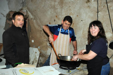 Arguedas celebró el 7 de mayo la quinta edición de la fiesta dedicada a la antigua costumbre de la trashumancia. Aunque el acto central es la denominada 'bajada de las vacas' que realizan los jinetes, uno de los momentos más esperados del día es gastronómico: el concurso de migas y calderos, que posteriormente se transforma en comida popular. Debido a las inclemencias meteorológicas la fiesta se trasladó desde la plaza de los Fueros a la sociedad, pero el buen ambiente y la mano maestra de los cocineros convirtió en una fiesta la cita gastronómica.