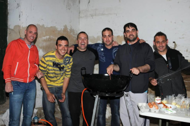 Arguedas celebró el 7 de mayo la quinta edición de la fiesta dedicada a la antigua costumbre de la trashumancia. Aunque el acto central es la denominada 'bajada de las vacas' que realizan los jinetes, uno de los momentos más esperados del día es gastronómico: el concurso de migas y calderos, que posteriormente se transforma en comida popular. Debido a las inclemencias meteorológicas la fiesta se trasladó desde la plaza de los Fueros a la sociedad, pero el buen ambiente y la mano maestra de los cocineros convirtió en una fiesta la cita gastronómica.