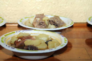 Arguedas celebró el 7 de mayo la quinta edición de la fiesta dedicada a la antigua costumbre de la trashumancia. Aunque el acto central es la denominada 'bajada de las vacas' que realizan los jinetes, uno de los momentos más esperados del día es gastronómico: el concurso de migas y calderos, que posteriormente se transforma en comida popular. Debido a las inclemencias meteorológicas la fiesta se trasladó desde la plaza de los Fueros a la sociedad, pero el buen ambiente y la mano maestra de los cocineros convirtió en una fiesta la cita gastronómica.