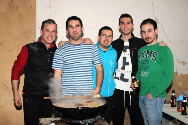 Arguedas celebró el 7 de mayo la quinta edición de la fiesta dedicada a la antigua costumbre de la trashumancia. Aunque el acto central es la denominada 'bajada de las vacas' que realizan los jinetes, uno de los momentos más esperados del día es gastronómico: el concurso de migas y calderos, que posteriormente se transforma en comida popular. Debido a las inclemencias meteorológicas la fiesta se trasladó desde la plaza de los Fueros a la sociedad, pero el buen ambiente y la mano maestra de los cocineros convirtió en una fiesta la cita gastronómica.