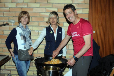 Arguedas celebró el 7 de mayo la quinta edición de la fiesta dedicada a la antigua costumbre de la trashumancia. Aunque el acto central es la denominada 'bajada de las vacas' que realizan los jinetes, uno de los momentos más esperados del día es gastronómico: el concurso de migas y calderos, que posteriormente se transforma en comida popular. Debido a las inclemencias meteorológicas la fiesta se trasladó desde la plaza de los Fueros a la sociedad, pero el buen ambiente y la mano maestra de los cocineros convirtió en una fiesta la cita gastronómica.