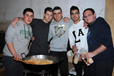 Arguedas celebró el 7 de mayo la quinta edición de la fiesta dedicada a la antigua costumbre de la trashumancia. Aunque el acto central es la denominada 'bajada de las vacas' que realizan los jinetes, uno de los momentos más esperados del día es gastronómico: el concurso de migas y calderos, que posteriormente se transforma en comida popular. Debido a las inclemencias meteorológicas la fiesta se trasladó desde la plaza de los Fueros a la sociedad, pero el buen ambiente y la mano maestra de los cocineros convirtió en una fiesta la cita gastronómica.