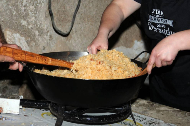 Arguedas celebró el 7 de mayo la quinta edición de la fiesta dedicada a la antigua costumbre de la trashumancia. Aunque el acto central es la denominada 'bajada de las vacas' que realizan los jinetes, uno de los momentos más esperados del día es gastronómico: el concurso de migas y calderos, que posteriormente se transforma en comida popular. Debido a las inclemencias meteorológicas la fiesta se trasladó desde la plaza de los Fueros a la sociedad, pero el buen ambiente y la mano maestra de los cocineros convirtió en una fiesta la cita gastronómica.