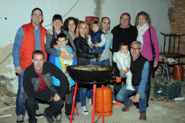 Arguedas celebró el 7 de mayo la quinta edición de la fiesta dedicada a la antigua costumbre de la trashumancia. Aunque el acto central es la denominada 'bajada de las vacas' que realizan los jinetes, uno de los momentos más esperados del día es gastronómico: el concurso de migas y calderos, que posteriormente se transforma en comida popular. Debido a las inclemencias meteorológicas la fiesta se trasladó desde la plaza de los Fueros a la sociedad, pero el buen ambiente y la mano maestra de los cocineros convirtió en una fiesta la cita gastronómica.