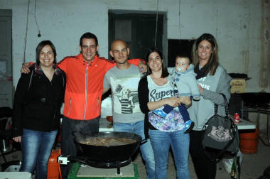 Arguedas celebró el 7 de mayo la quinta edición de la fiesta dedicada a la antigua costumbre de la trashumancia. Aunque el acto central es la denominada 'bajada de las vacas' que realizan los jinetes, uno de los momentos más esperados del día es gastronómico: el concurso de migas y calderos, que posteriormente se transforma en comida popular. Debido a las inclemencias meteorológicas la fiesta se trasladó desde la plaza de los Fueros a la sociedad, pero el buen ambiente y la mano maestra de los cocineros convirtió en una fiesta la cita gastronómica.