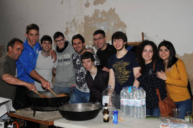 Arguedas celebró el 7 de mayo la quinta edición de la fiesta dedicada a la antigua costumbre de la trashumancia. Aunque el acto central es la denominada 'bajada de las vacas' que realizan los jinetes, uno de los momentos más esperados del día es gastronómico: el concurso de migas y calderos, que posteriormente se transforma en comida popular. Debido a las inclemencias meteorológicas la fiesta se trasladó desde la plaza de los Fueros a la sociedad, pero el buen ambiente y la mano maestra de los cocineros convirtió en una fiesta la cita gastronómica.