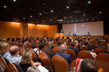 Nafarco, en colaboración con el Colegio Oficial de Farmacéuticos de Navarra, organizó el lunes 9 de mayo una conferencia a cargo de Jesús Aguilar, presidente del Consejo General de Colegios de Farmacéuticos, en el que se expusieron los modelos de farmacia europeos y las últimas novedades sobre medicamentos hospitalarios, distribución farmacéutica y apoyo al modelo.