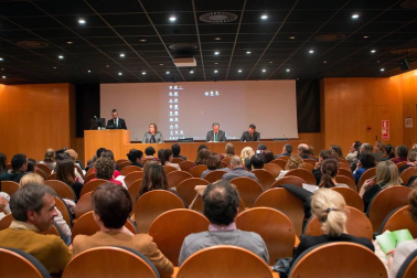 Nafarco, en colaboración con el Colegio Oficial de Farmacéuticos de Navarra, organizó el lunes 9 de mayo una conferencia a cargo de Jesús Aguilar, presidente del Consejo General de Colegios de Farmacéuticos, en el que se expusieron los modelos de farmacia europeos y las últimas novedades sobre medicamentos hospitalarios, distribución farmacéutica y apoyo al modelo.