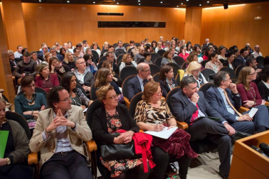 Nafarco, en colaboración con el Colegio Oficial de Farmacéuticos de Navarra, organizó el lunes 9 de mayo una conferencia a cargo de Jesús Aguilar, presidente del Consejo General de Colegios de Farmacéuticos, en el que se expusieron los modelos de farmacia europeos y las últimas novedades sobre medicamentos hospitalarios, distribución farmacéutica y apoyo al modelo.