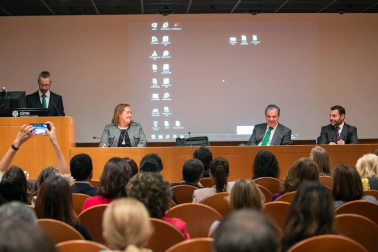 Nafarco, en colaboración con el Colegio Oficial de Farmacéuticos de Navarra, organizó el lunes 9 de mayo una conferencia a cargo de Jesús Aguilar, presidente del Consejo General de Colegios de Farmacéuticos, en el que se expusieron los modelos de farmacia europeos y las últimas novedades sobre medicamentos hospitalarios, distribución farmacéutica y apoyo al modelo.