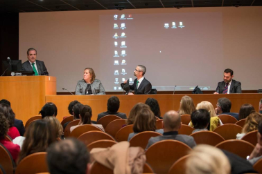 Nafarco, en colaboración con el Colegio Oficial de Farmacéuticos de Navarra, organizó el lunes 9 de mayo una conferencia a cargo de Jesús Aguilar, presidente del Consejo General de Colegios de Farmacéuticos, en el que se expusieron los modelos de farmacia europeos y las últimas novedades sobre medicamentos hospitalarios, distribución farmacéutica y apoyo al modelo.
