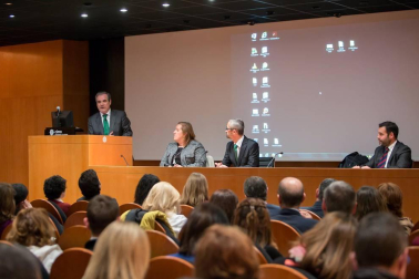 Nafarco, en colaboración con el Colegio Oficial de Farmacéuticos de Navarra, organizó el lunes 9 de mayo una conferencia a cargo de Jesús Aguilar, presidente del Consejo General de Colegios de Farmacéuticos, en el que se expusieron los modelos de farmacia europeos y las últimas novedades sobre medicamentos hospitalarios, distribución farmacéutica y apoyo al modelo.