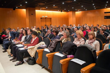 Nafarco, en colaboración con el Colegio Oficial de Farmacéuticos de Navarra, organizó el lunes 9 de mayo una conferencia a cargo de Jesús Aguilar, presidente del Consejo General de Colegios de Farmacéuticos, en el que se expusieron los modelos de farmacia europeos y las últimas novedades sobre medicamentos hospitalarios, distribución farmacéutica y apoyo al modelo.