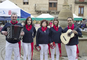 Dicastillo acogió un año más la fiesta en honor a este preciado manjar. El Ayuntamiento de la localidad junto al Consorcio Turístico de Tierra Estella fueron los encargados de organizar el evento, cuyo acto más esperado fue la degustación popular, al que acompañó el Certamen de Espárrago, que ha alcanzado su vigésima edición, y el XVIII Mercado de Productos Artesanos Agroalimentarios.