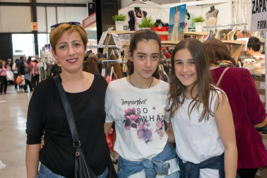 Del 6 al 8 de mayo, Refena acogió por cuarto año consecutivo la mayor feria outlet de Navarra, con descuentos anunciados del 70%, 80% y 90% en primeras marcas de moda, deporte, infantil, urban, surf, snow, etc. La oferta se completó con zona gastronómica y diferentes promociones y sorteos. Los que se animaron a visitar la feria se encontraron con casi 300 stands en los que se pusieron a la venta hasta 250.000 artículos en stock.