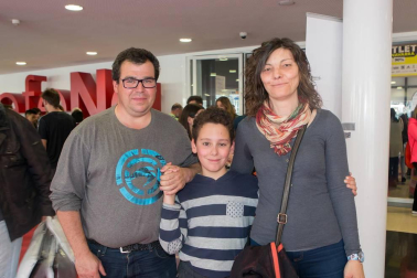 Del 6 al 8 de mayo, Refena acogió por cuarto año consecutivo la mayor feria outlet de Navarra, con descuentos anunciados del 70%, 80% y 90% en primeras marcas de moda, deporte, infantil, urban, surf, snow, etc. La oferta se completó con zona gastronómica y diferentes promociones y sorteos. Los que se animaron a visitar la feria se encontraron con casi 300 stands en los que se pusieron a la venta hasta 250.000 artículos en stock.