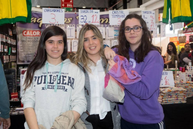 Del 6 al 8 de mayo, Refena acogió por cuarto año consecutivo la mayor feria outlet de Navarra, con descuentos anunciados del 70%, 80% y 90% en primeras marcas de moda, deporte, infantil, urban, surf, snow, etc. La oferta se completó con zona gastronómica y diferentes promociones y sorteos. Los que se animaron a visitar la feria se encontraron con casi 300 stands en los que se pusieron a la venta hasta 250.000 artículos en stock.