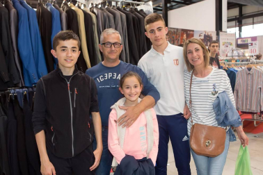 Del 6 al 8 de mayo, Refena acogió por cuarto año consecutivo la mayor feria outlet de Navarra, con descuentos anunciados del 70%, 80% y 90% en primeras marcas de moda, deporte, infantil, urban, surf, snow, etc. La oferta se completó con zona gastronómica y diferentes promociones y sorteos. Los que se animaron a visitar la feria se encontraron con casi 300 stands en los que se pusieron a la venta hasta 250.000 artículos en stock.