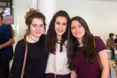Del 6 al 8 de mayo, Refena acogió por cuarto año consecutivo la mayor feria outlet de Navarra, con descuentos anunciados del 70%, 80% y 90% en primeras marcas de moda, deporte, infantil, urban, surf, snow, etc. La oferta se completó con zona gastronómica y diferentes promociones y sorteos. Los que se animaron a visitar la feria se encontraron con casi 300 stands en los que se pusieron a la venta hasta 250.000 artículos en stock.