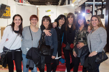 Del 6 al 8 de mayo, Refena acogió por cuarto año consecutivo la mayor feria outlet de Navarra, con descuentos anunciados del 70%, 80% y 90% en primeras marcas de moda, deporte, infantil, urban, surf, snow, etc. La oferta se completó con zona gastronómica y diferentes promociones y sorteos. Los que se animaron a visitar la feria se encontraron con casi 300 stands en los que se pusieron a la venta hasta 250.000 artículos en stock.