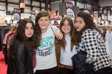 Del 6 al 8 de mayo, Refena acogió por cuarto año consecutivo la mayor feria outlet de Navarra, con descuentos anunciados del 70%, 80% y 90% en primeras marcas de moda, deporte, infantil, urban, surf, snow, etc. La oferta se completó con zona gastronómica y diferentes promociones y sorteos. Los que se animaron a visitar la feria se encontraron con casi 300 stands en los que se pusieron a la venta hasta 250.000 artículos en stock.