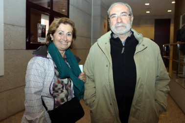 El cantautor Luis Eduardo Aute presentó el 13 de mayo, en el Auditorio Barañáin su último trabajo: 'La gira luna. De la luz y la sombra'. En él recorrió cinco décadas dedicadas a la música con la interpretación de sus canciones más recordadas como 'Al alba', 'Pasaba por aquí', 'La belleza', 'Una de dos', 'Las cuatro y diez' o 'Alevosía'. El evento contó, además, con el aliciente de poder ver al inicio del concierto la proyección del mediometraje de animación 'Vincent y el giraluna', dirigido por el propio Aute, que también es el autor de los dibujos y la banda sonora.