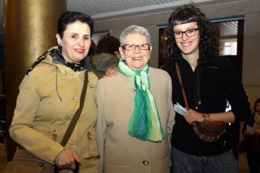 El cantautor Luis Eduardo Aute presentó el 13 de mayo, en el Auditorio Barañáin su último trabajo: 'La gira luna. De la luz y la sombra'. En él recorrió cinco décadas dedicadas a la música con la interpretación de sus canciones más recordadas como 'Al alba', 'Pasaba por aquí', 'La belleza', 'Una de dos', 'Las cuatro y diez' o 'Alevosía'. El evento contó, además, con el aliciente de poder ver al inicio del concierto la proyección del mediometraje de animación 'Vincent y el giraluna', dirigido por el propio Aute, que también es el autor de los dibujos y la banda sonora.