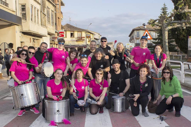 Los vecinos de Allo disfrutaron de unas animadas fiestas en honor a San Isidro. Las cámaras de ¡Click! se acercaron la mañana del sábado 14 de mayo, jornada en la que se celebró una carrera solidaria en favor de Asorna (Asociación de Personas Sordas de Navarra), además de una degustación de migas y la actuación de la Batukada 'La Farruka'.