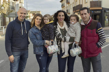 Los vecinos de Allo disfrutaron de unas animadas fiestas en honor a San Isidro. Las cámaras de ¡Click! se acercaron la mañana del sábado 14 de mayo, jornada en la que se celebró una carrera solidaria en favor de Asorna (Asociación de Personas Sordas de Navarra), además de una degustación de migas y la actuación de la Batukada 'La Farruka'.
