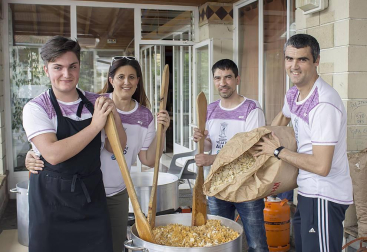 Los vecinos de Allo disfrutaron de unas animadas fiestas en honor a San Isidro. Las cámaras de ¡Click! se acercaron la mañana del sábado 14 de mayo, jornada en la que se celebró una carrera solidaria en favor de Asorna (Asociación de Personas Sordas de Navarra), además de una degustación de migas y la actuación de la Batukada 'La Farruka'.